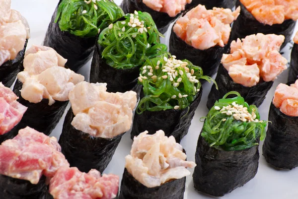 Primer plano sushi japonés en un plato blanco. Set de sushi —  Fotos de Stock