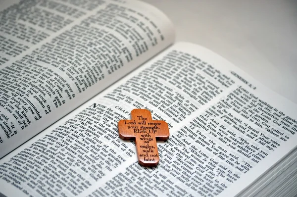 Cross on the Bible — Stock Photo, Image