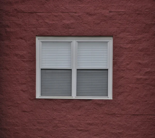 Pencere ve kırmızı duvar — Stok fotoğraf