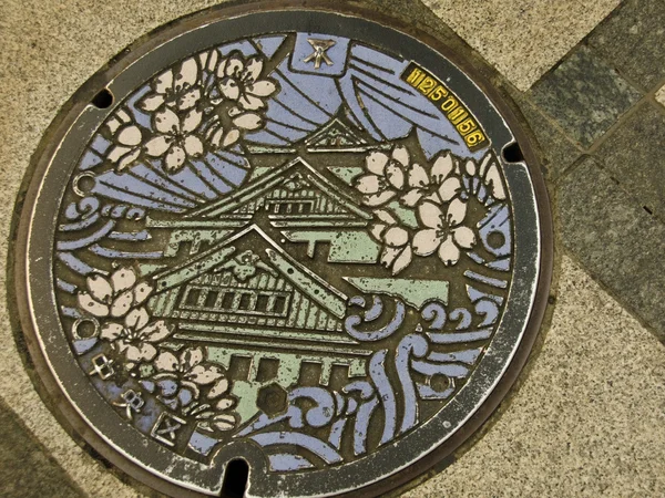 井盖在大阪，日本hozenji yokocho chrám — 图库照片