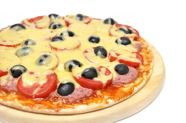 Pizza z pomidorami, kiełbasa i oliwki — Zdjęcie stockowe