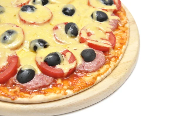 Pizza z pomidorami, kiełbasa i oliwki — Zdjęcie stockowe