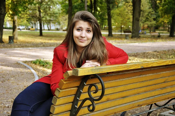 Flickan på bänken — Stockfoto