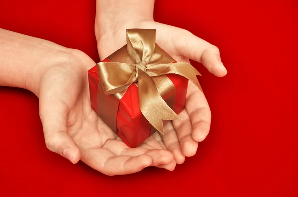 Gift in a female hand — Stock Photo, Image
