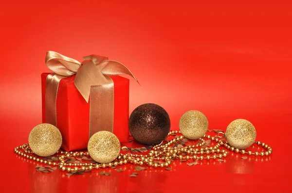 Rote Geschenkbox mit goldener Schleife — Stockfoto