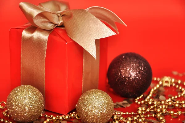 Geschenkbox mit goldener Schleife — Stockfoto