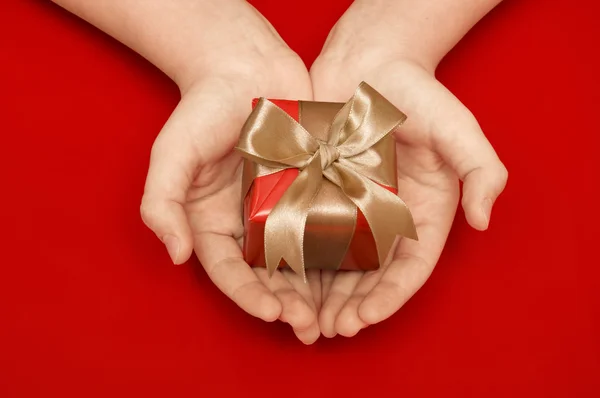 Gift in a female hand — Stock Photo, Image