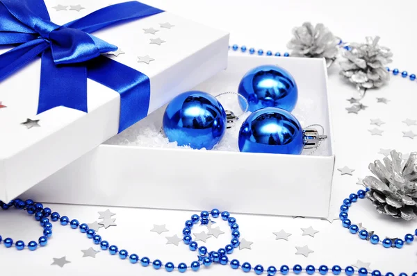 Presentförpackning med julpynt — Stockfoto