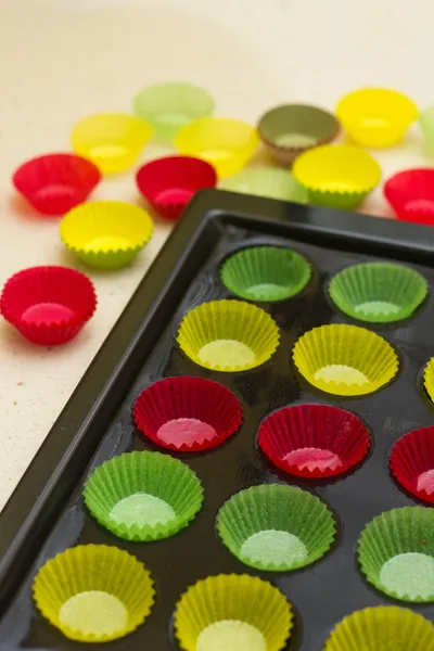 Vibranti involucri per cupcake (coppe di supporto) in vassoio di silicone / metallo — Foto Stock