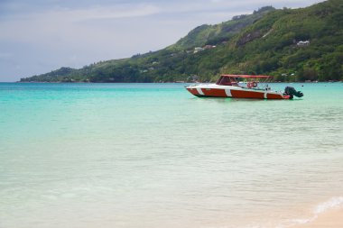 Kırmızı bir balıkçı teknesi ile deniz manzarası