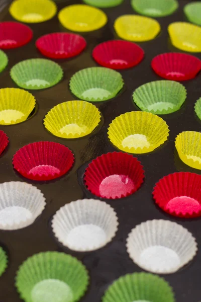 Envolturas de cupcakes vibrantes (copas de respaldo) en bandeja de silicio / metal —  Fotos de Stock