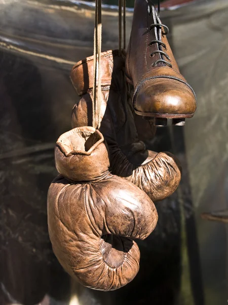 Eski Ayakkabı ve eldiven — Stok fotoğraf