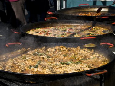 paella büyük tava içinde