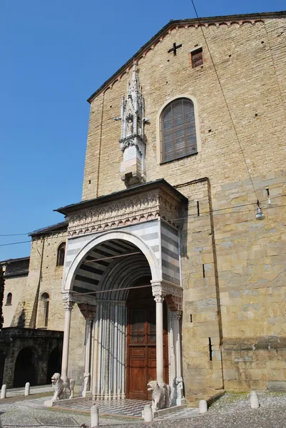 Kleine Kirche, Bergamotte — Stockfoto