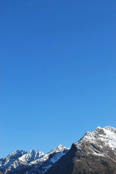 Besneeuwde bergen — Stockfoto