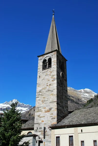 Kościoła i wieży dzwon — Zdjęcie stockowe