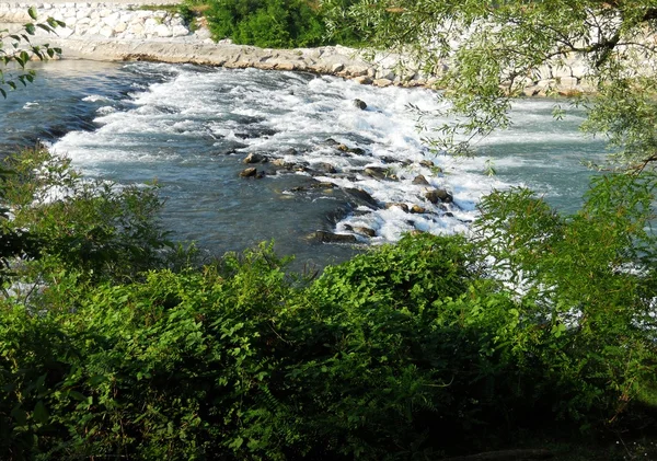流れの速い川 — ストック写真