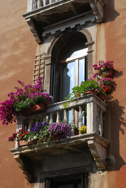 Okno z balkonem i kwiaty — Zdjęcie stockowe