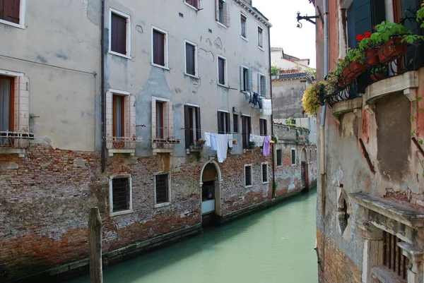 Канал с домами, Венеция — стоковое фото