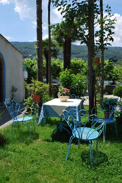 Stoelen en tafel in de tuin — Stockfoto