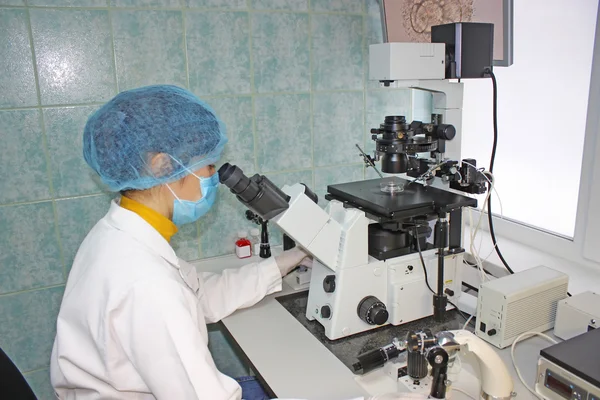 Doktor pracující s mikroskopem — Stock fotografie