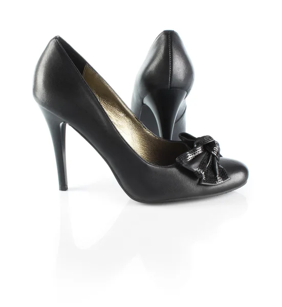 Vrouwelijke zwarte schoenen op hoge hak met strik — Stockfoto