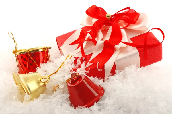 Caixa de presente de Natal e sino — Fotografia de Stock