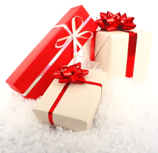 Caixas de presente de Natal na neve — Fotografia de Stock