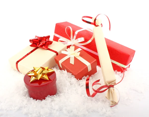 Coffrets cadeaux de Noël sur neige — Photo