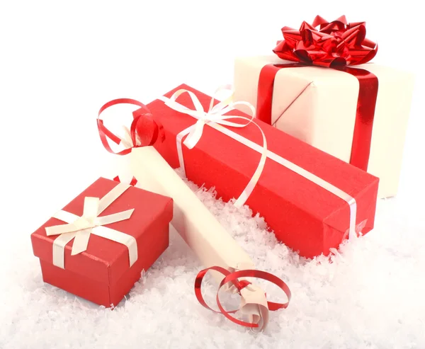 Cutii cadou de Crăciun pe zăpadă — Fotografie, imagine de stoc