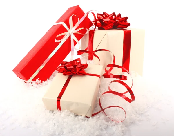 Weihnachtsgeschenkboxen auf Schnee — Stockfoto