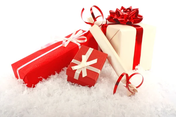 Caixas de presente de Natal na neve — Fotografia de Stock