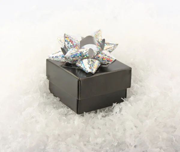 Caixa de presente preto arco branco — Fotografia de Stock