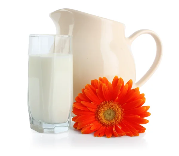 牛奶和鲜花 — 图库照片
