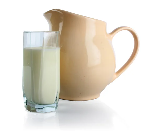Молочний глечик і склянка — стокове фото