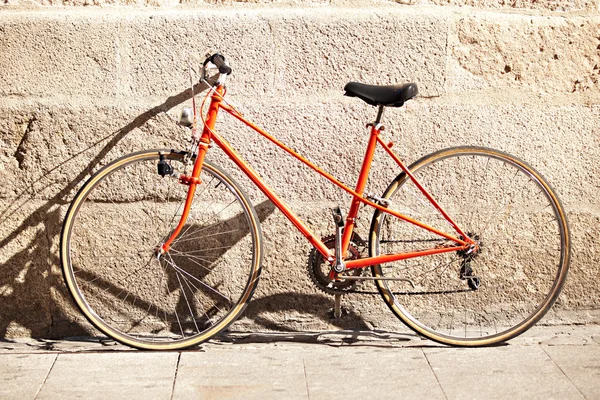 Κόκκινου ποδηλάτου μπροστά από έναν τοίχο — Φωτογραφία Αρχείου