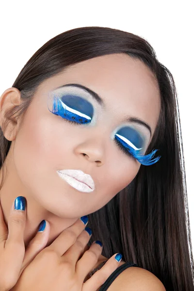 Kvinne med blå og hvit sminke og lang eyelash – stockfoto