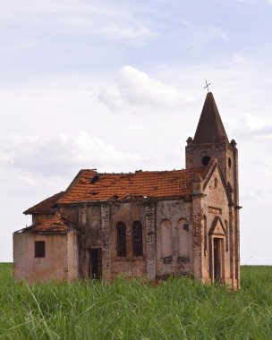 Terk edilmiş bir kilisenin kalıntıları.