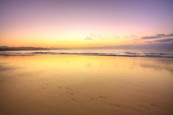 日の出前に熱帯のビーチ — ストック写真