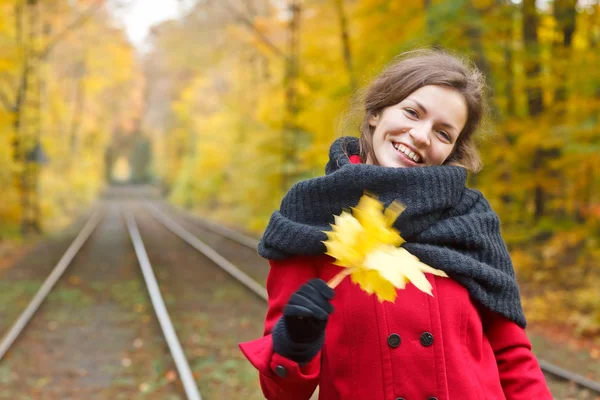 Χαμογελαστή γυναίκα σε φθινόπωρο πάρκο — Φωτογραφία Αρχείου