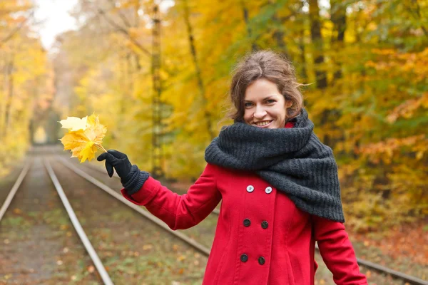 Usmívající se žena v podzimním parku — Stock fotografie