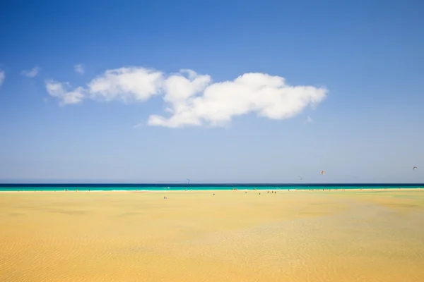 Schöner Strand am Meer — Stockfoto