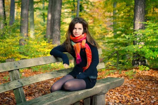 Junge Frau im Herbstpark — Stockfoto