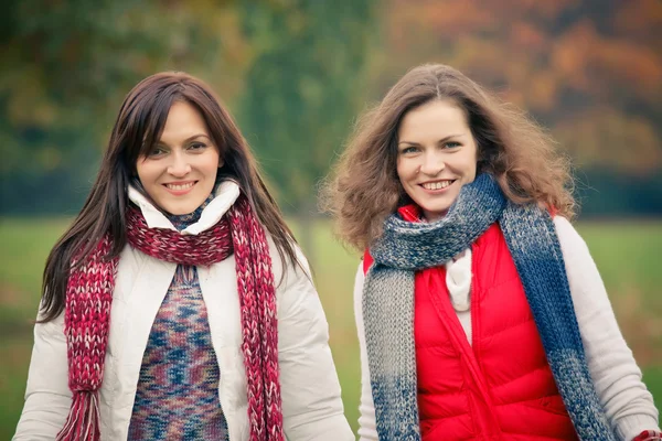 Sonbahar parkta yürüyen iki genç kadın — Stok fotoğraf