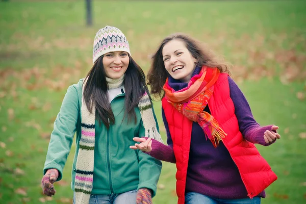 秋の公園で歩いて 2 つの若い女性 — ストック写真