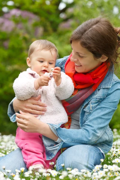 Mother with baby in the park — Stock Photo, Image