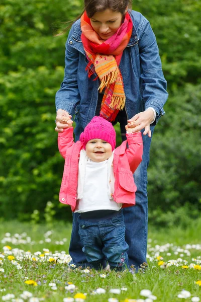 公園で赤ちゃんと母 — ストック写真