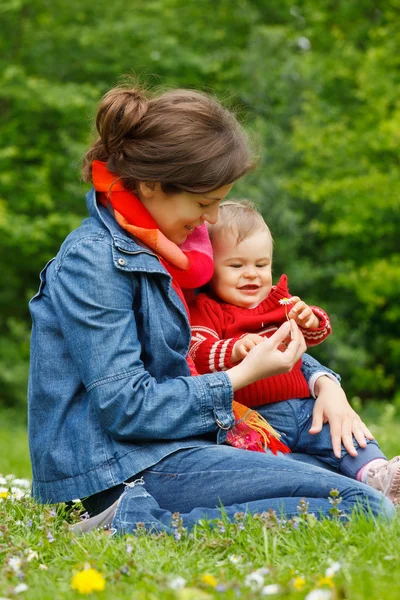 Madre con bambino nel parco — Foto Stock