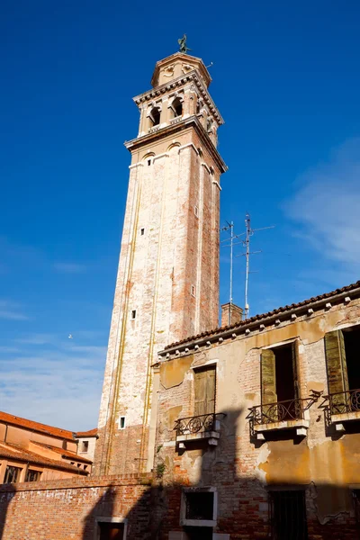 Antiguo campanario en Venecia — Foto de Stock