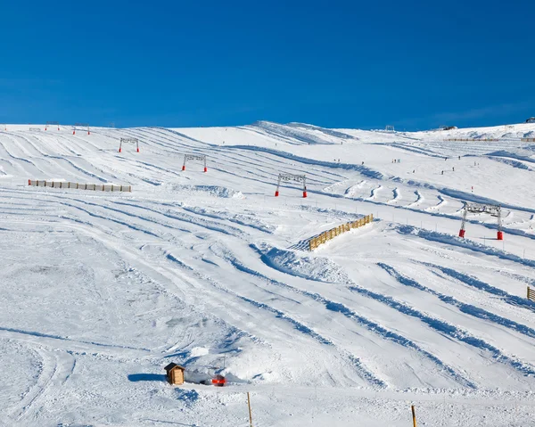 Pistas de esquí en los Alpes franceses — Foto de Stock
